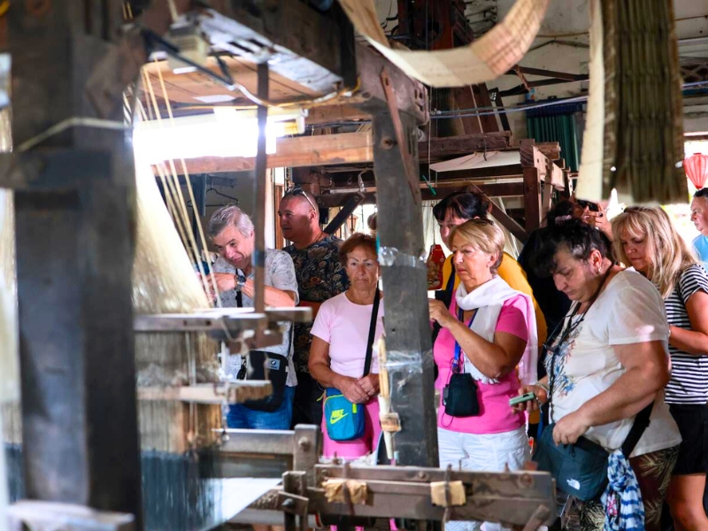Le village de Van Phuc attire les visiteurs étrangers grâce à son tissage de soie millénaire.