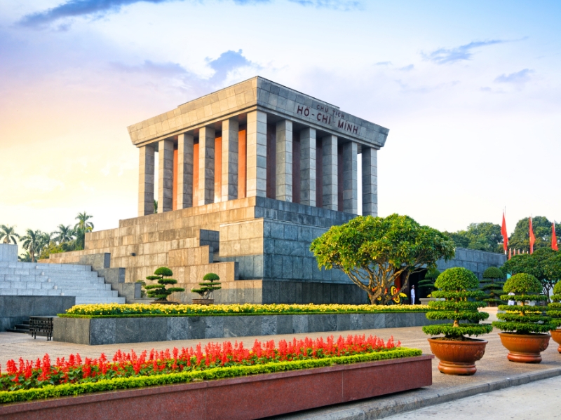 Mausolée Hô Chi Minh près de la Pagode Trân Quôc