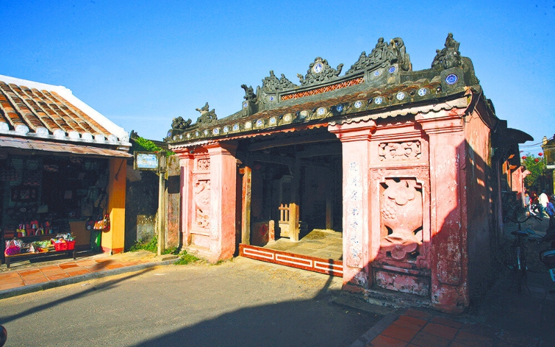 Le bout ouest rejoint la rue Nguyên Thị Minh Khai