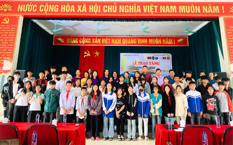 Horizon Vietnam, en collaboration avec d’autres partenaires a offert 800 livres aux écoles de la commune de Luong Ngoai