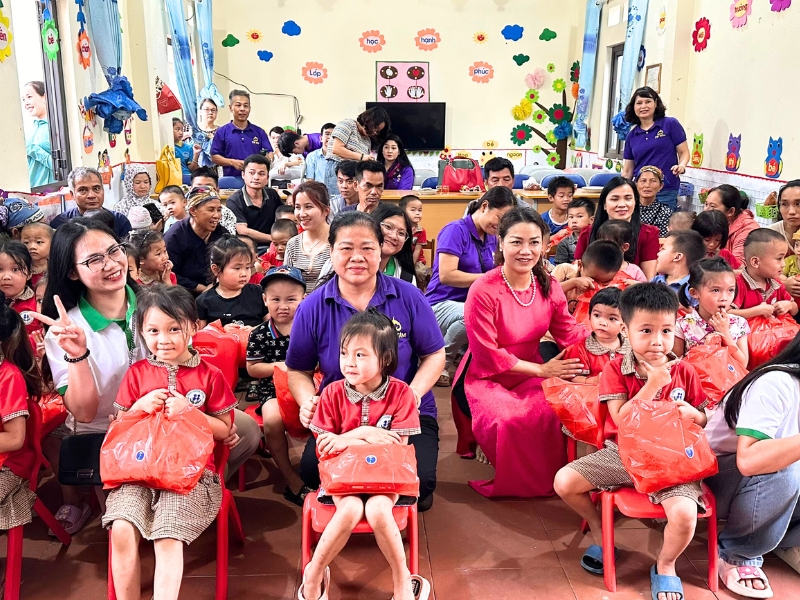 Remise de livres et fournitures scolaires aux élèves défavorisés dans la province de Lạng Sơn 25/05/2024