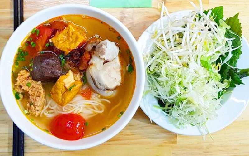 Bun riêu (Soupe de crabe au vermicelle de riz)