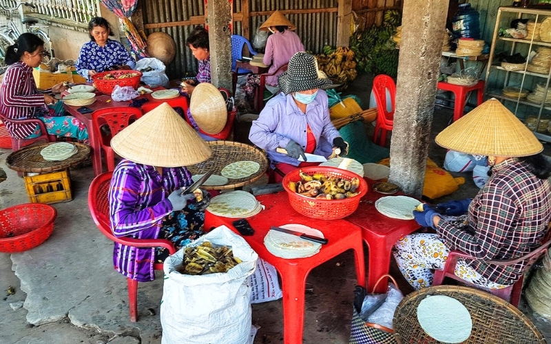 Préparation des bananes pour la fabrication des galettes soufflées de banane