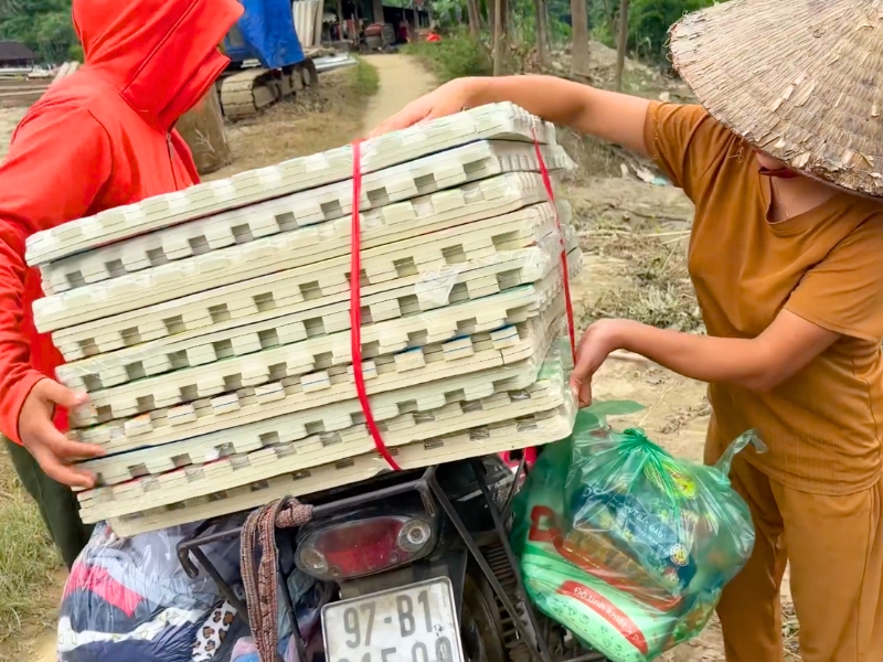 Les habitants ont utilisé des scooters pour nous aider à transporter les marchandises du bateau jusqu’à l’école