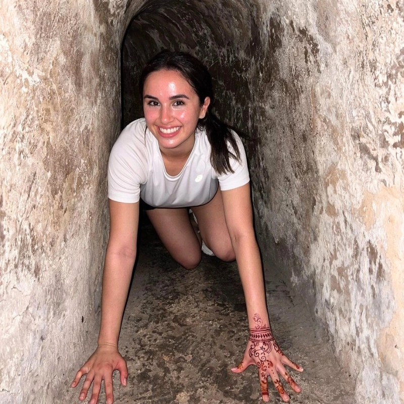 Une visiteuse s’aventure dans les tunnels étroits du site historique de Cu Chi.