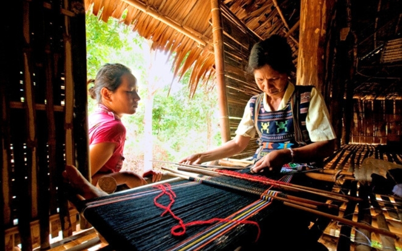 Villages des Ma : un quotidien simple, entre montagne, tissage et sourires