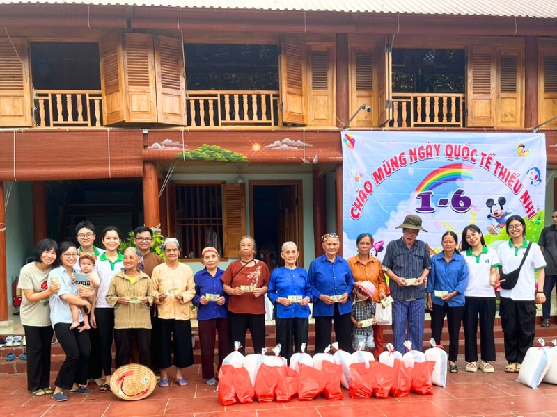 Horizon Vietnam a distribué du riz et des cadeaux aux personnes en difficulté de la commune de Điêm Mac