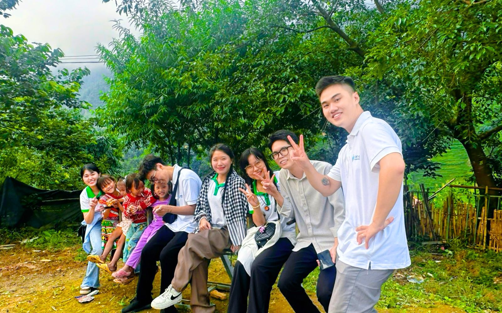 Les employés d’Horizon Vietnam jouent avec les enfants