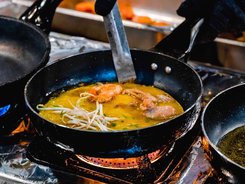 Le nom Bánh xèo provient du crépitement caractéristique xèo xèo émis lorsque la pâte est versée dans une poêle chaude