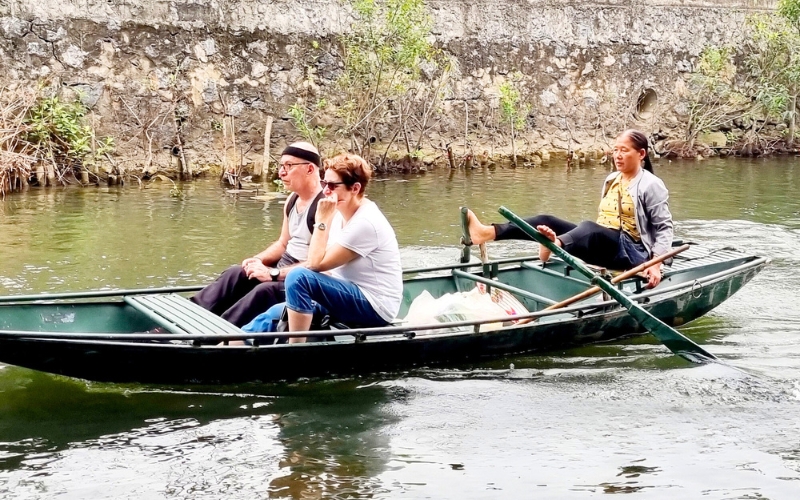 Rameur de sampan à Ninh Binh