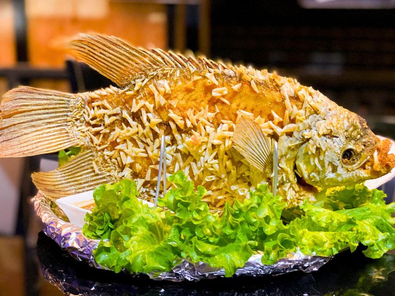 ca-tai-tuong-chien-xu-poisson-oreille-delephant-frit-croustillant