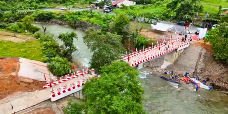 Vue aérienne du pont Thuân Hoa