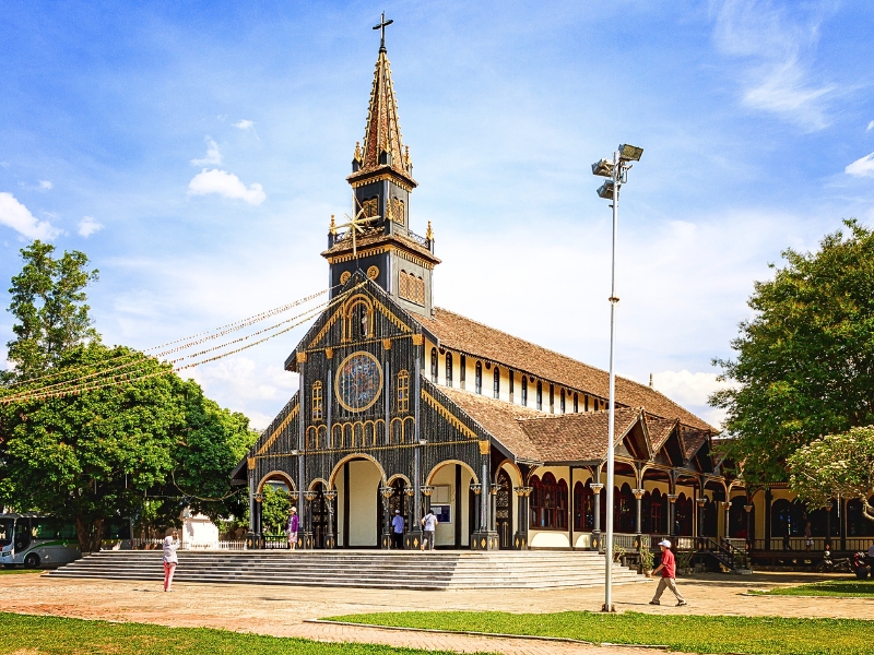 Cathédrale en bois de Kon Tum