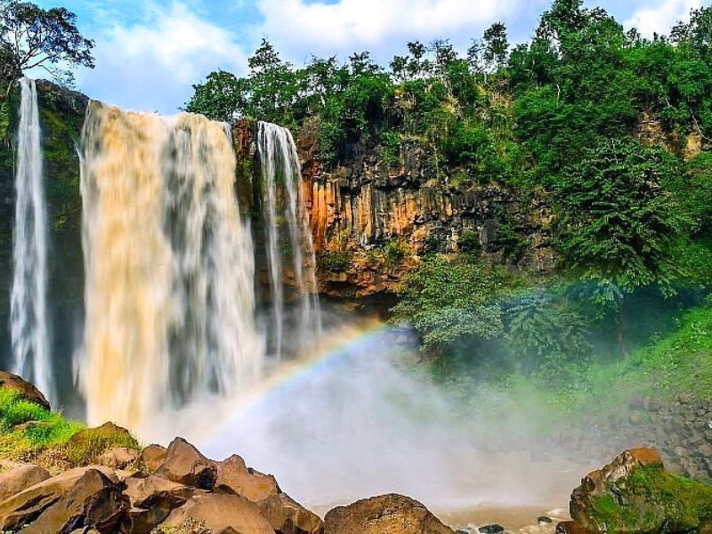 Cascade aux neuf étages (Nine-Storey Waterfall) Pleiku