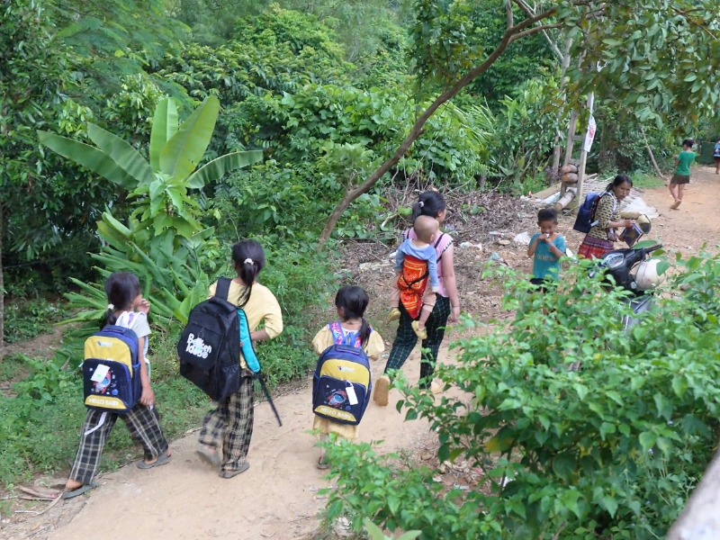 Des cartables neufs, des sourires heureux, au cœur du village de Ca où la vie reste difficile