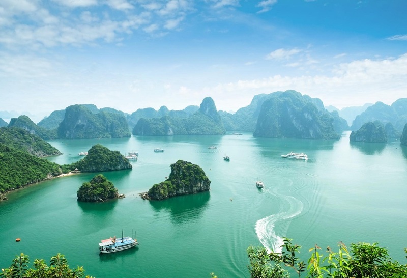 Baie-Ha-Long-Bai-Tu-Long-Vietnam.jpg