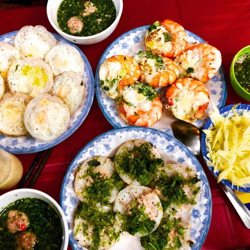 Banh can de Nha Trang : Petites crêpes de riz croustillantes garnies de fruits de mer frais