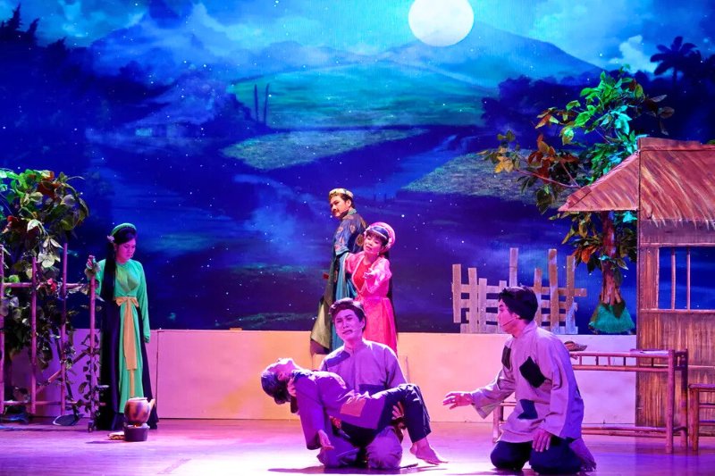 À travers “Bến Cũ Dệt Lụa”, le Cải Lương raconte l’histoire d’amour et de persévérance d’un peuple attaché à sa terre et à son art.