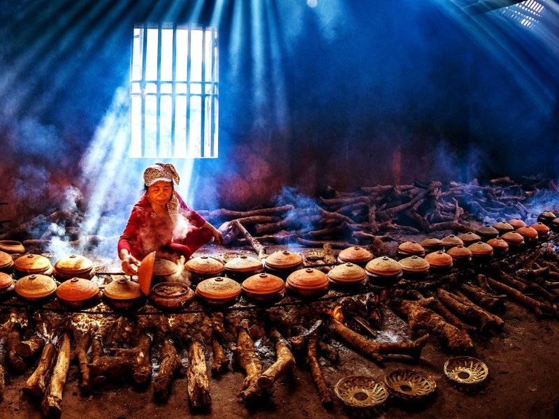 Au village de Vu Dai, les habitants braisent chaque année des centaines de marmites de poisson (Ca kho), une spécialité transmise de génération en génération