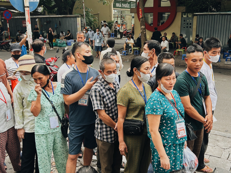 Tourisme solidaire Action caritative Hanoï Vietnam Horizon Vietnam Travel Institut d’Hématologie Voyage responsable Solidarité Patients hospitalisés Distribution de repas Engagement social Voyage éthique Action caritative à Hanoi