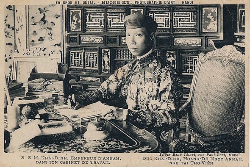 Khải Định (1885 – 1925) – Empereur des Nguyễn sous le protectorat français, connu pour son mausolée mêlant styles oriental et occidental