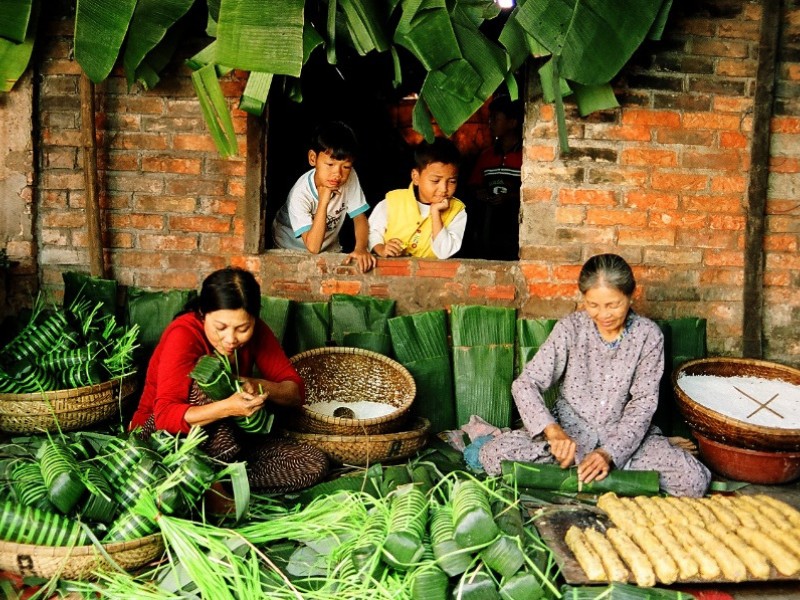 La famille vietnamienne lors de préparation pour la fête du Tet