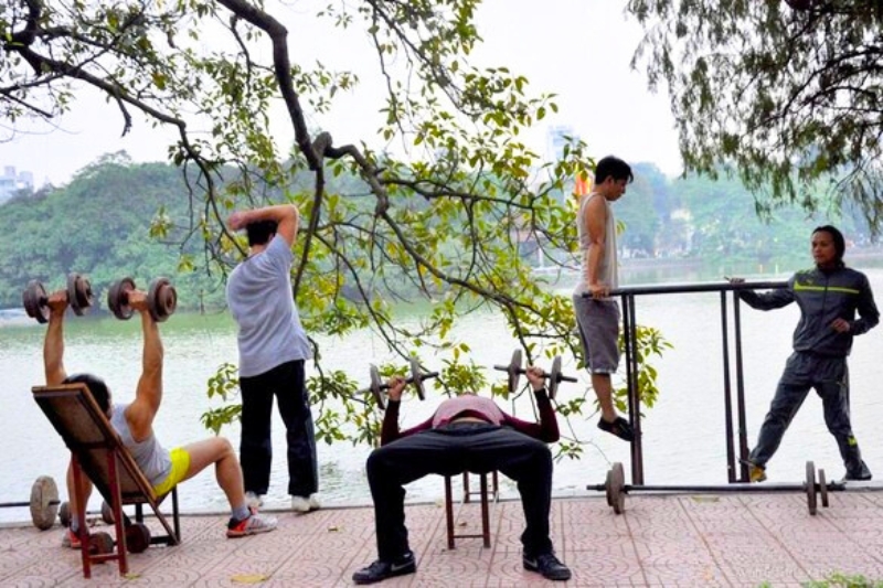 Stimuler ses muscles dans le lac Hoan Kiem