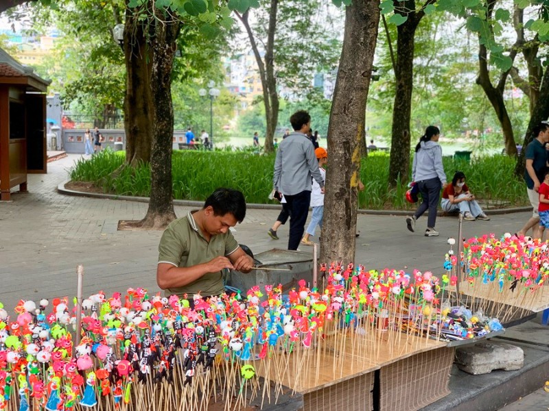 To he dans le lac Hoan Kiem