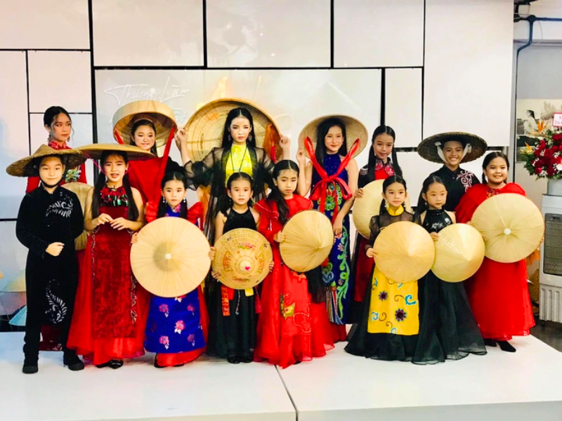 Des jeunes mannequins dans la collection présentant Nón Việt (Le chapeau conique vietnamien)