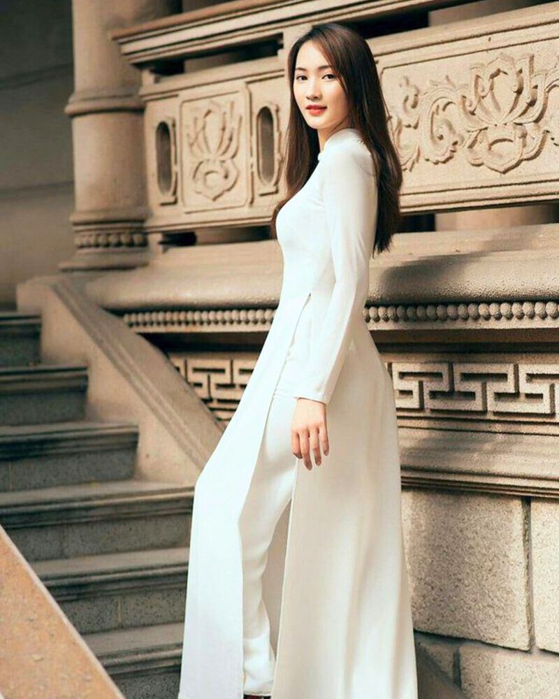 Ao dai đi chua