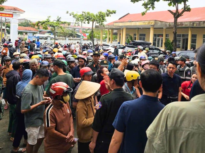 Les familles sinistrées se rassemblent pour recevoir l’aide d’urgence